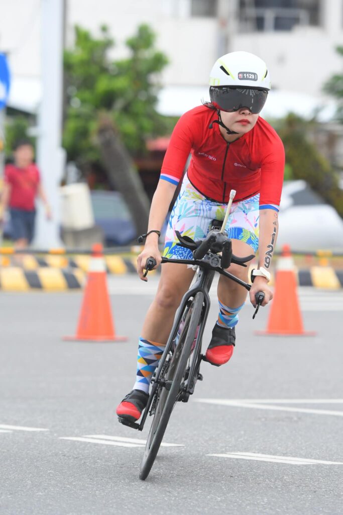 Điều kiện đường đạp và gió ảnh hưởng đến hiệu suất trong triathlon